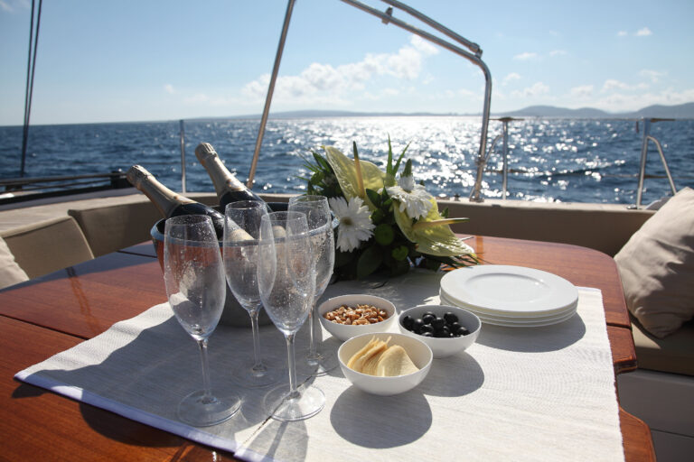 SY FAR II KIND - Alfresco dining