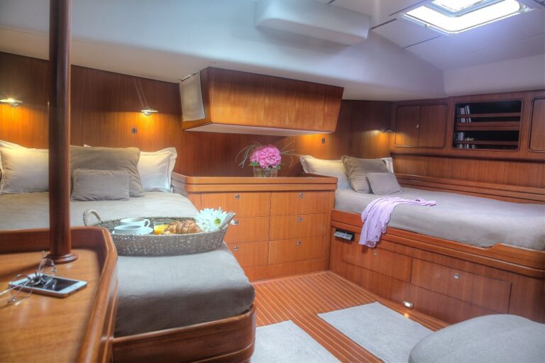 SY FAR II KIND - Master cabin
