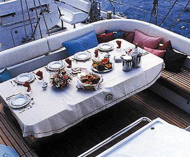 SY FLYING MAGIC -  Cockpit set up for lunch