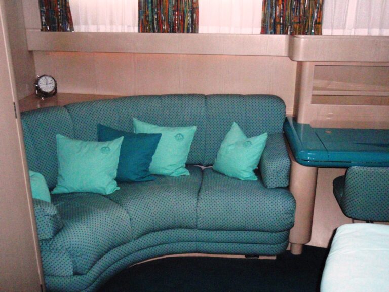 SY FLYING MAGIC -  Couch in Master Cabin