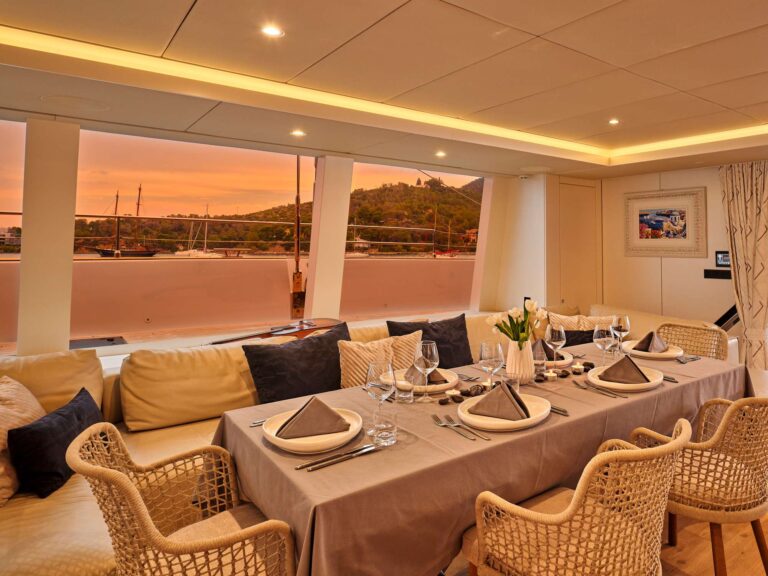 Main salon dining