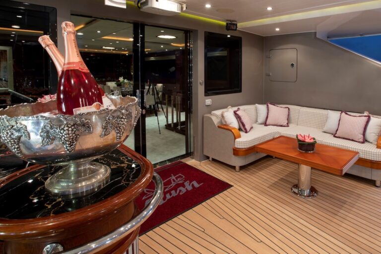 Main Deck Bar