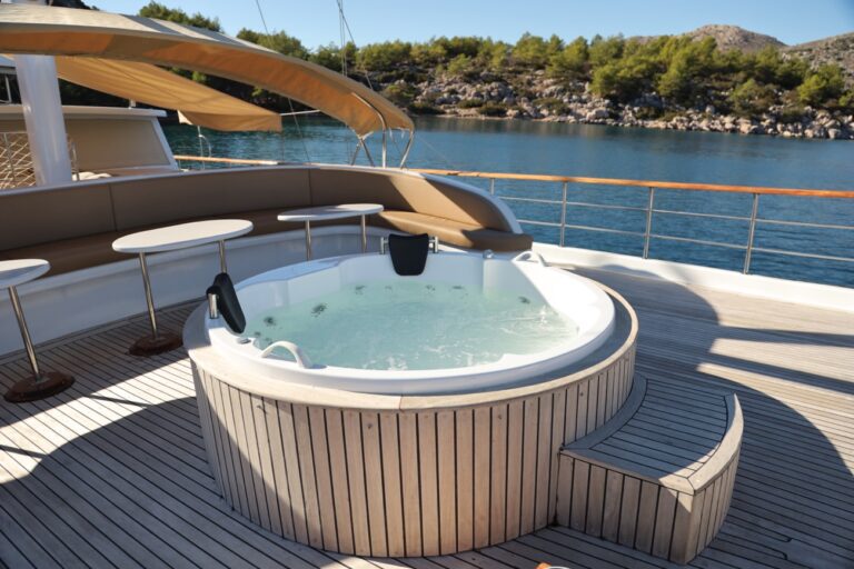 Foredeck Jacuzzi