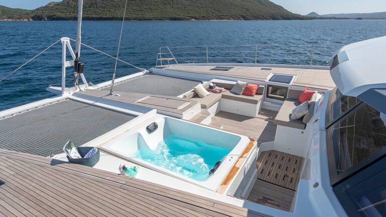 Foredeck With Jacuzzi