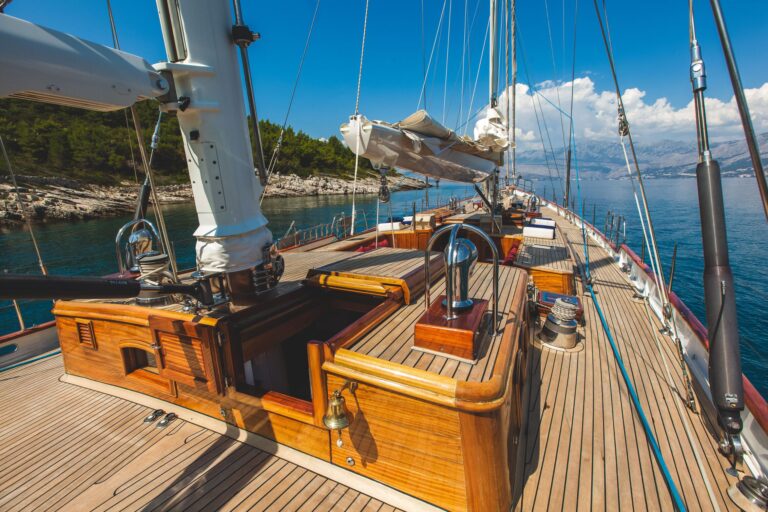 SY Lauran A Teak Deck All Over This Beauty