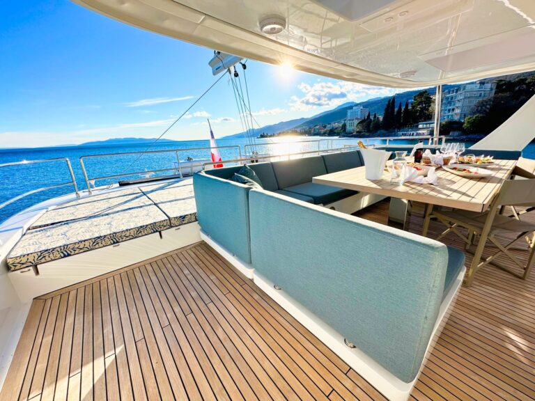 Flybridge Dining