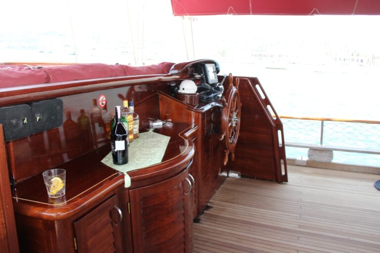 SY NOSTRA VITA - Aft deck bar