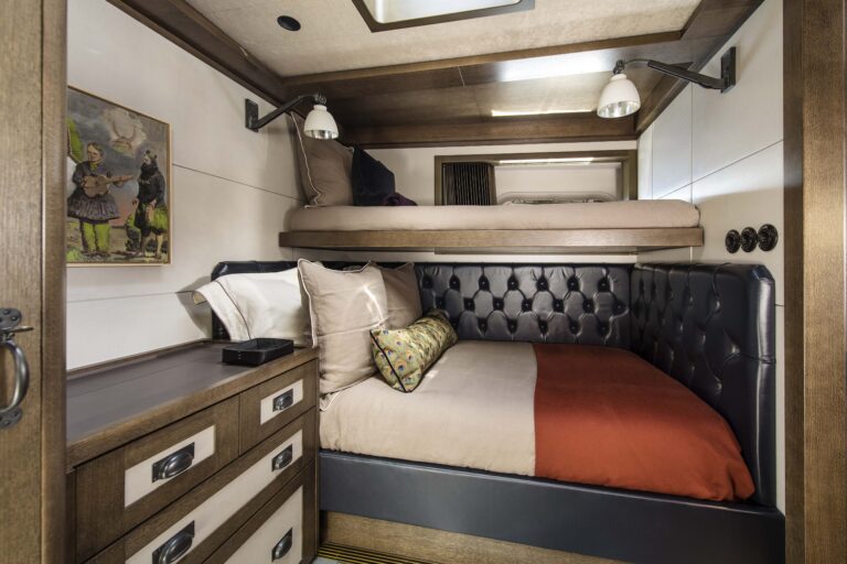 SY PINK GIN VI - Double Cabin With Pullman Berth