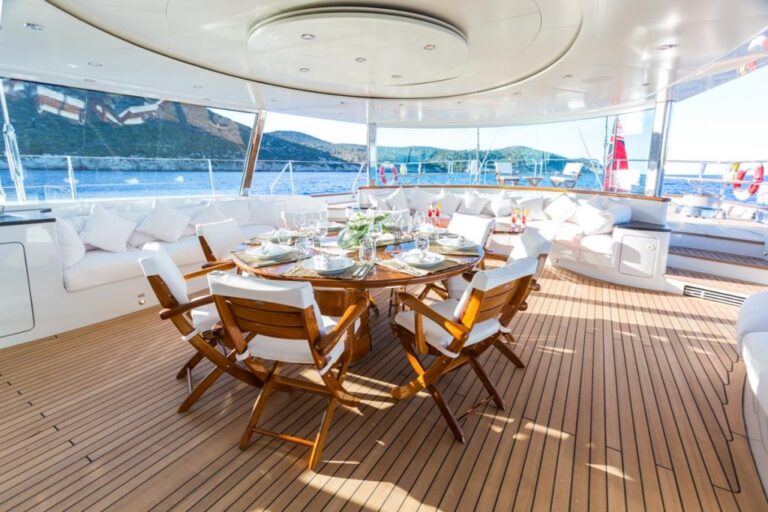 SY Q - Aft deck