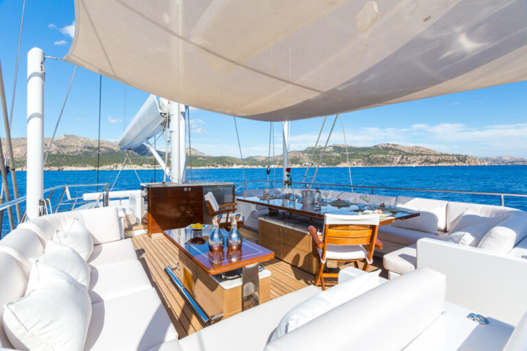 SY Q - Flybridge