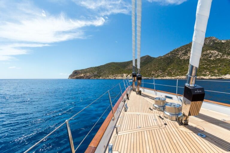 SY Q - Foredeck