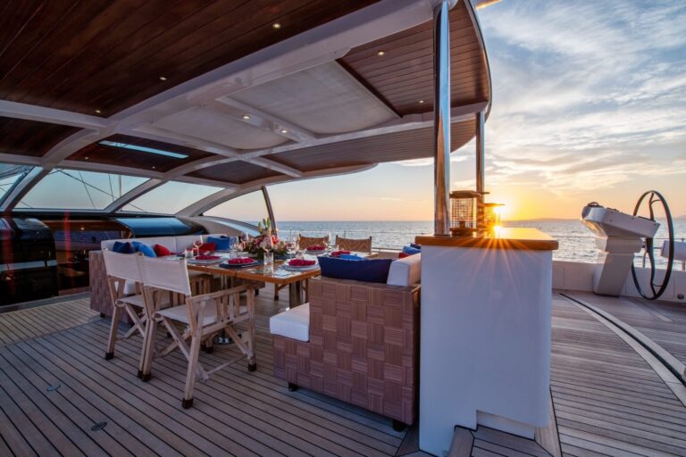 Main Deck Dining