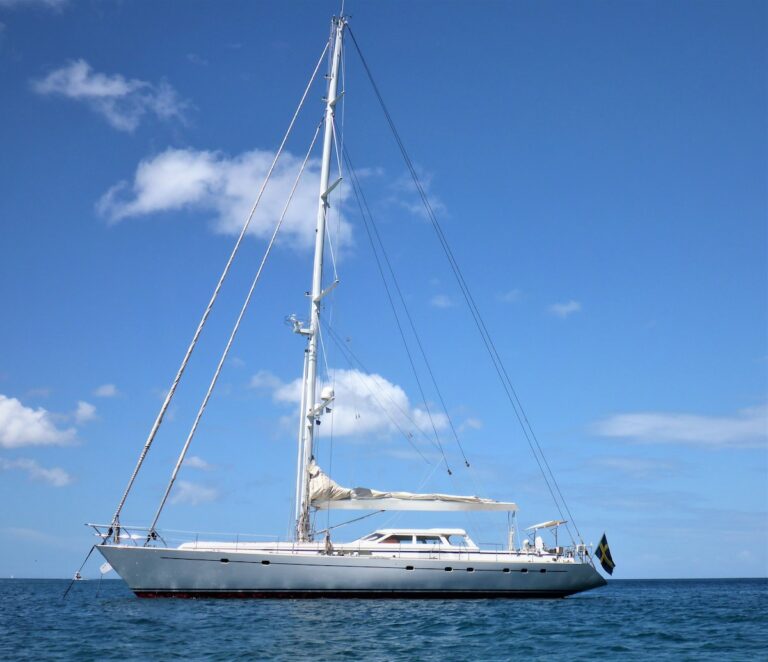 S/Y SEA BREEZE - Anchored