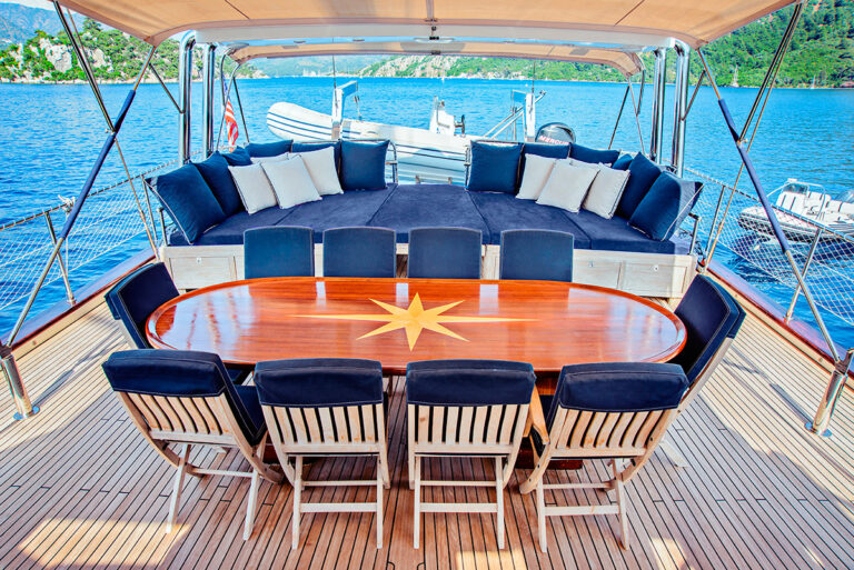 SY SEA COMET - Aft deck