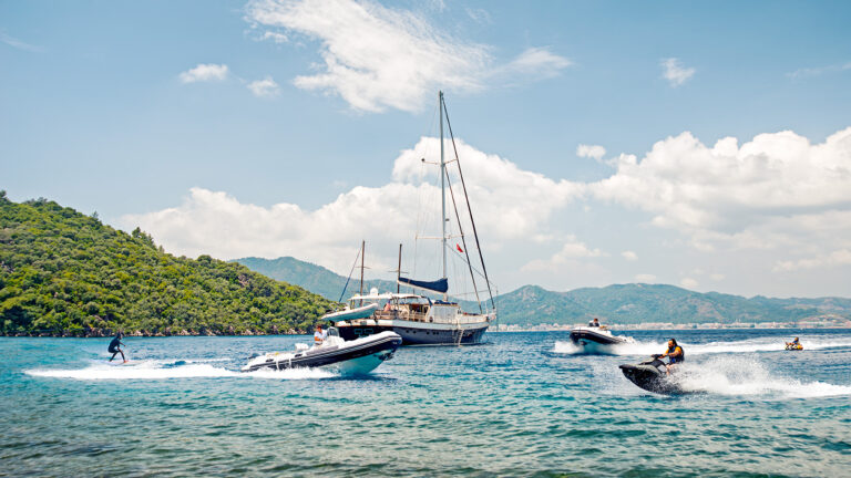 SY SEA COMET - Anchored