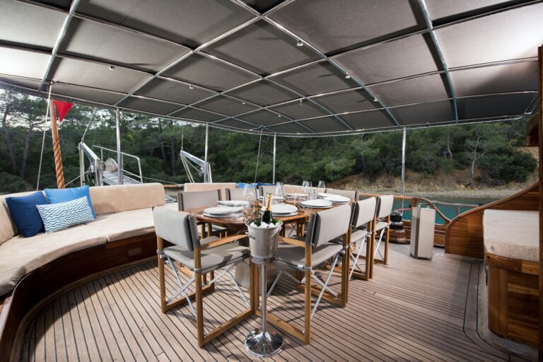 Aft deck dining