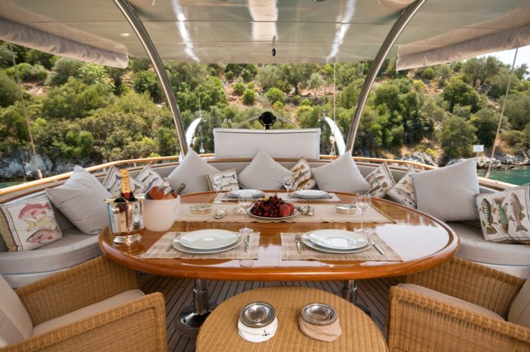 SY SILVER MOON - Alfresco dining aft