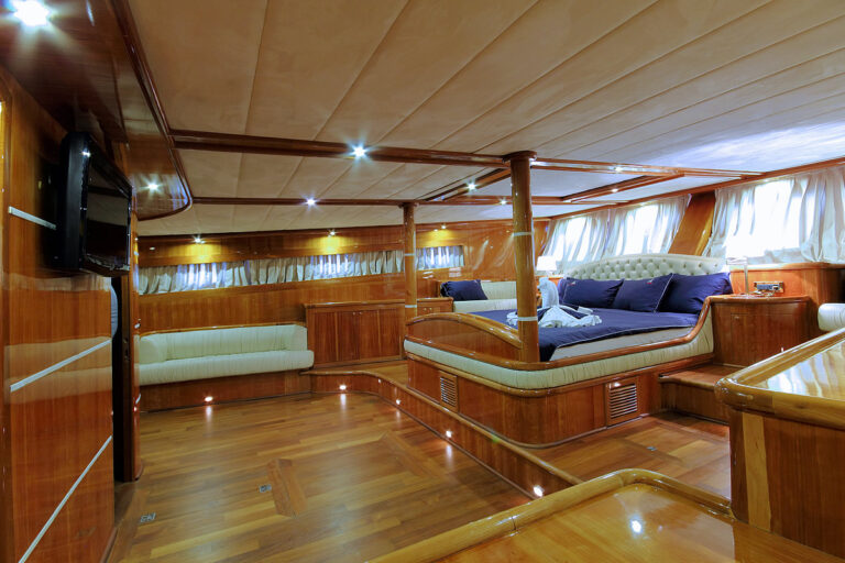 SY SILVER MOON - Master cabin view