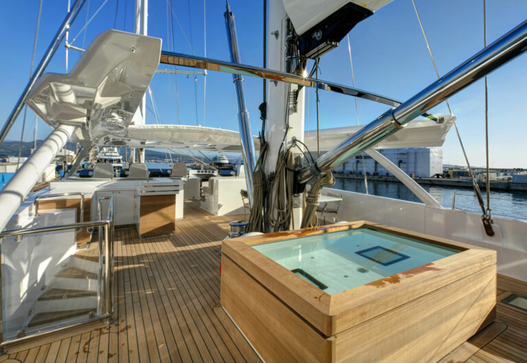 SY SPIRIT OF THE CS - Sundeck hot tub