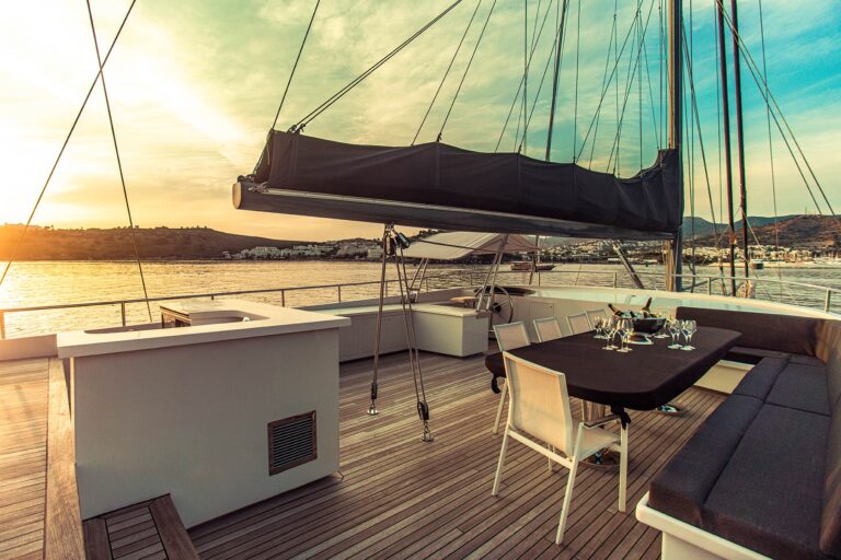 Sundeck Bar And Dining