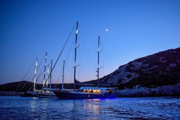 SY VIRTUOSO - Moored