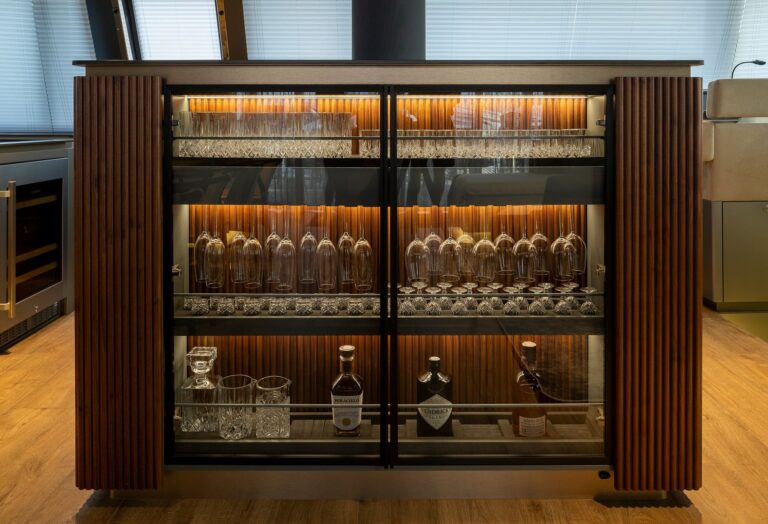 Main Salon Bar
