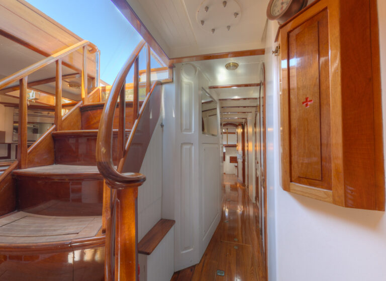 SY WHITEFIN - Companionway