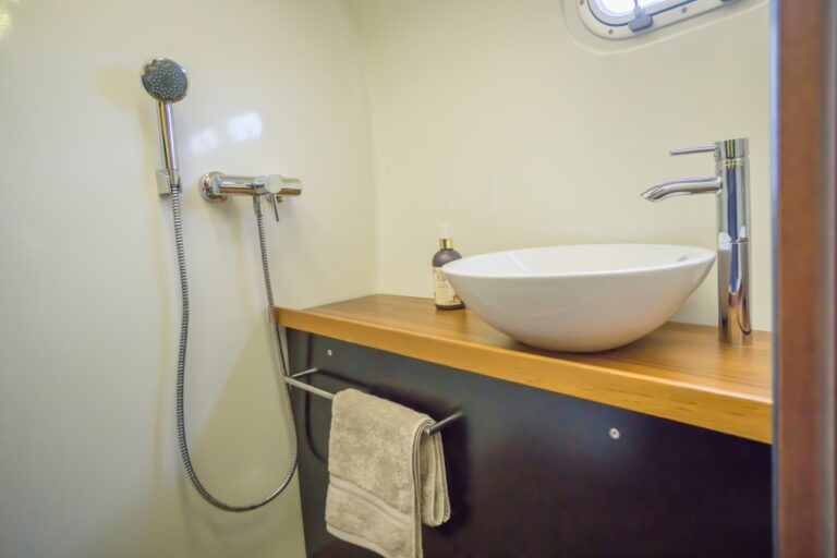 SY WILD CAT - Ensuite sink