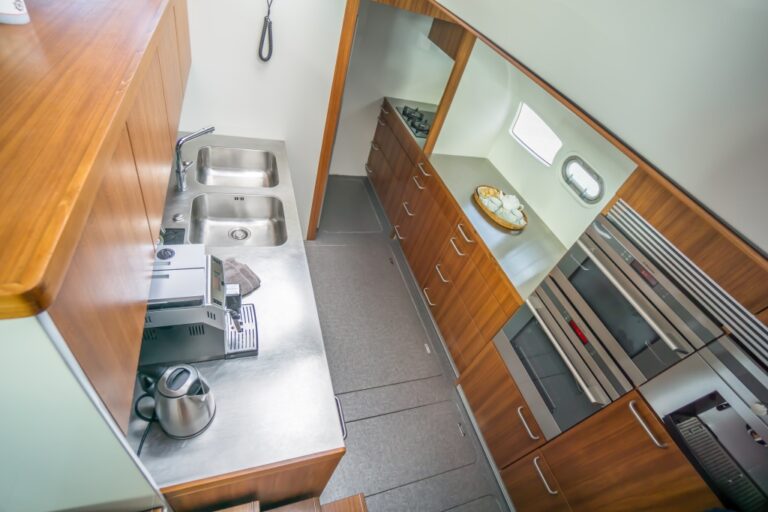 SY WILD CAT - Galley