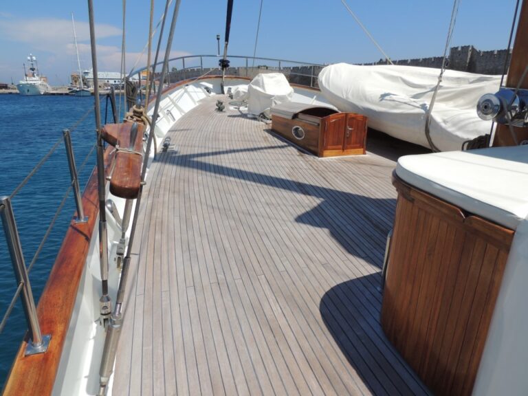 SYNOSTROMO - Foredeck