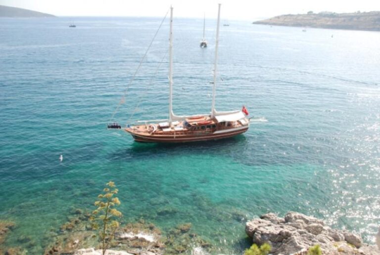 Sagapo - At Anchor