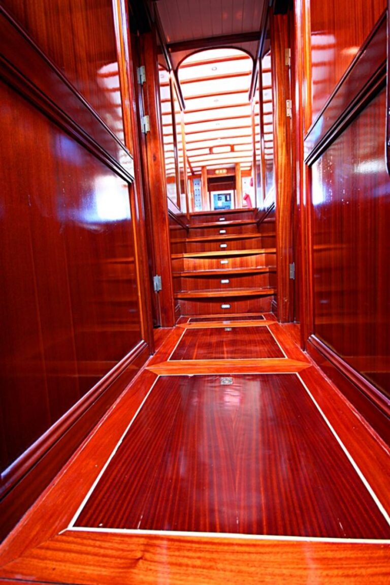 Sagapo - Passageway to cabins
