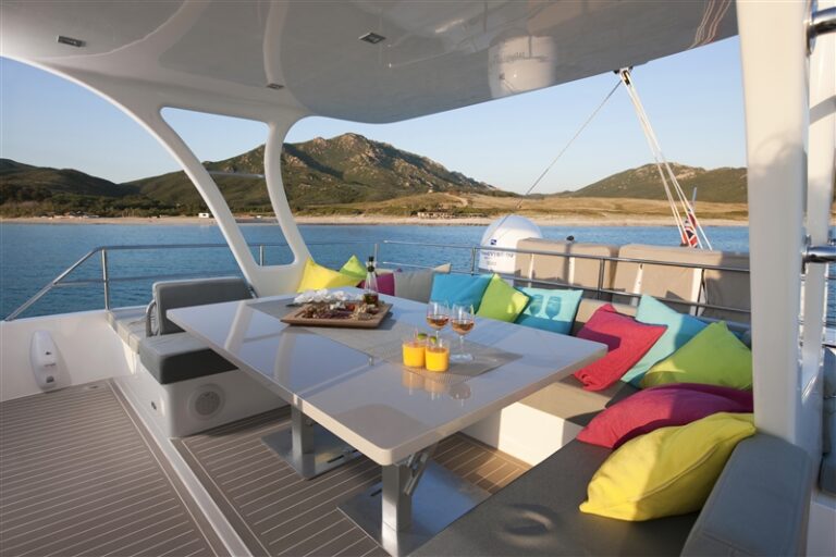 Sail Cat MAVERICK - Flybridge Dining