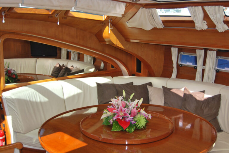 Sail Yacht COCONUT -  Salon Dining