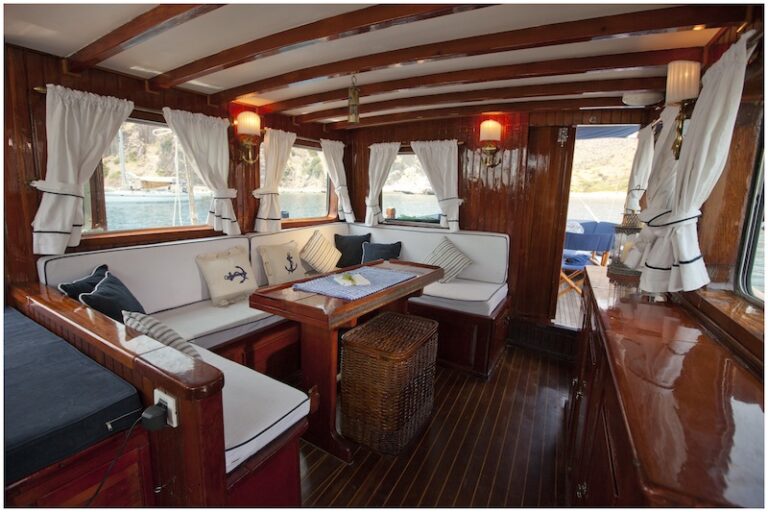 Sail Yacht ELEFTHERIA -  Salon