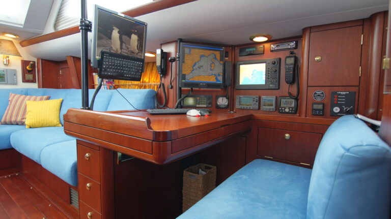 Sail yacht BILLY BUDD - Charter Table