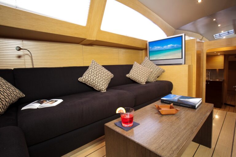 Sail yacht WIZARD - Salon Seating