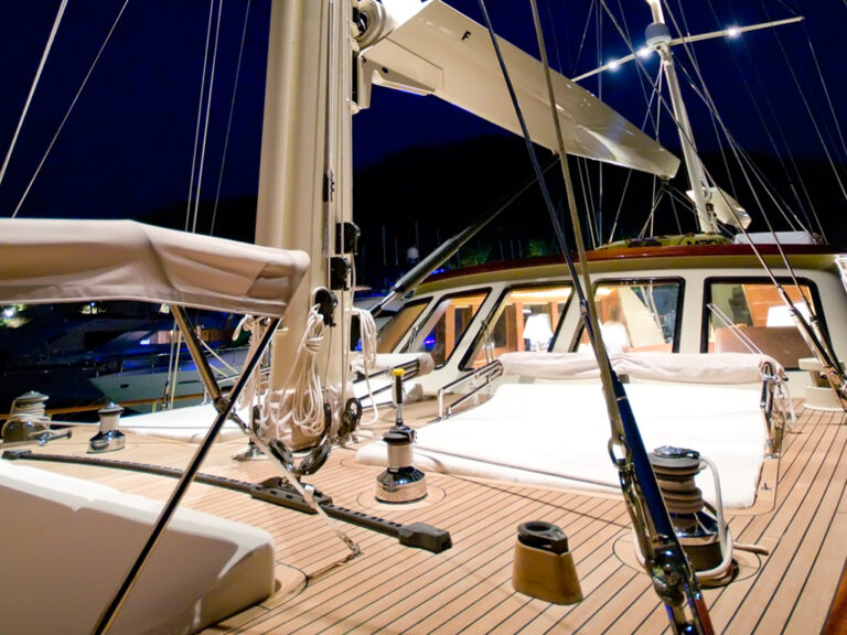 Sailing Yacht DAIMA - Sunpads