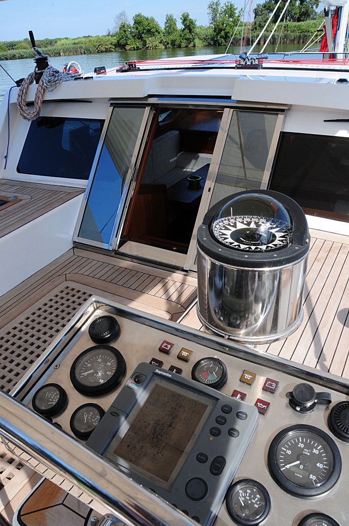 Sailing Yacht Myosotis -  Instruments