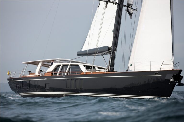 Sailing yacht AKALAM Cruising