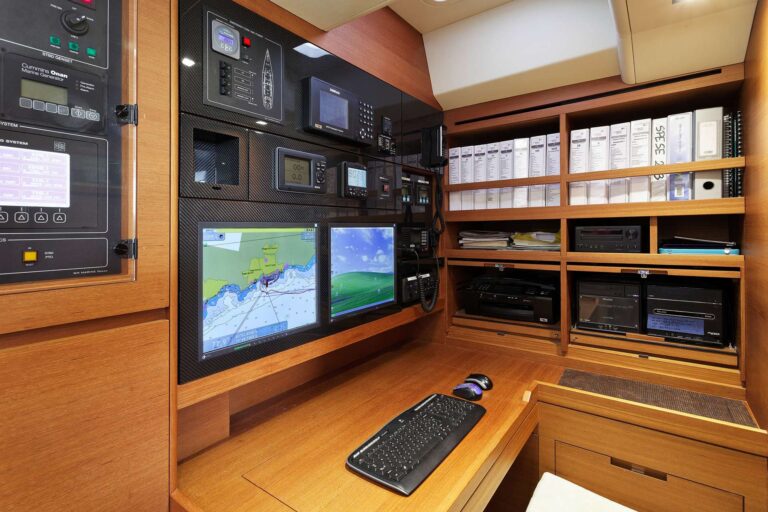 Sailing yacht MRS MARIETTA CUBE - Nav Station
