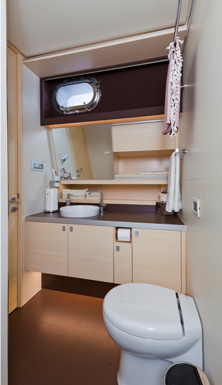 Sailing yacht Merlin -  Bathroom