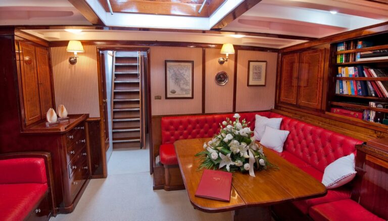Sailing yacht Oriander - Salon