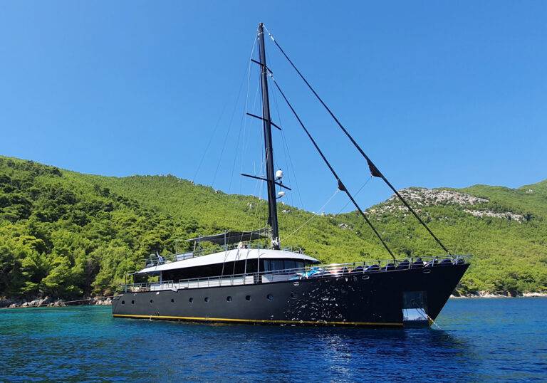 Sailing Yacht RARA AVIS