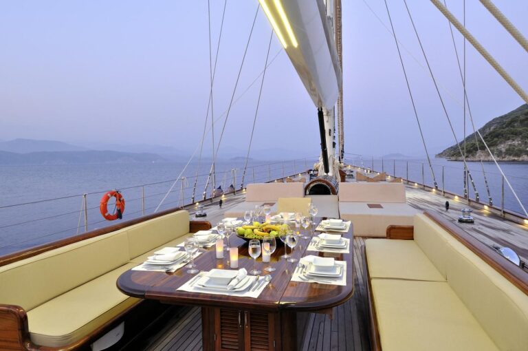 Sailing yacht REGINA - Al fresco Dining