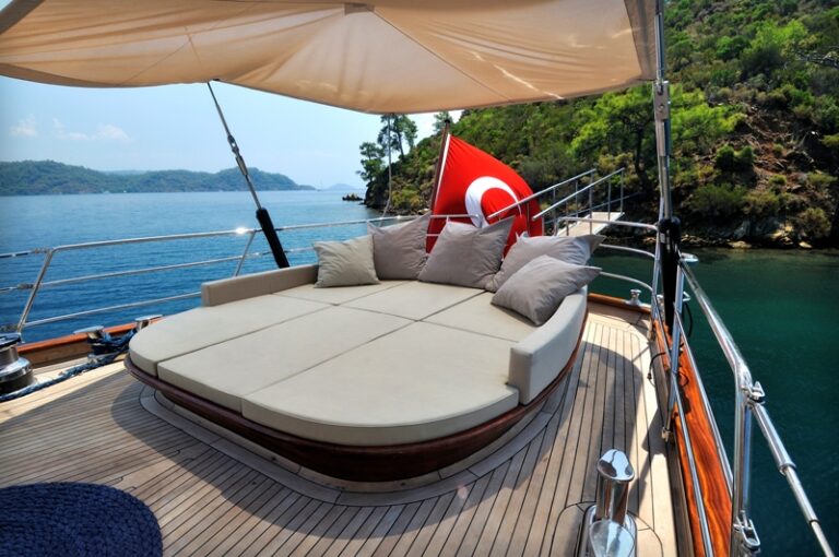 Sailing yacht REGINA - Sunbeds