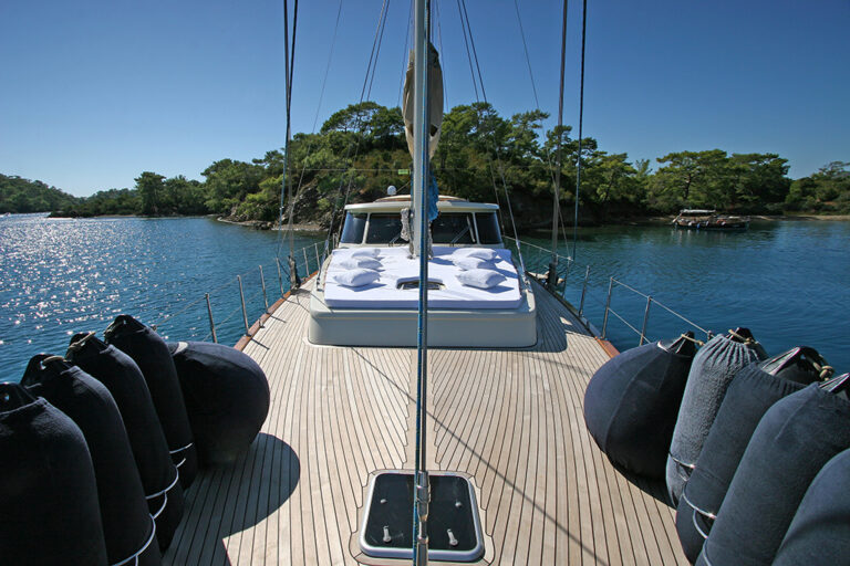 Sailing yacht TANGO CHARLIE - Foredeck