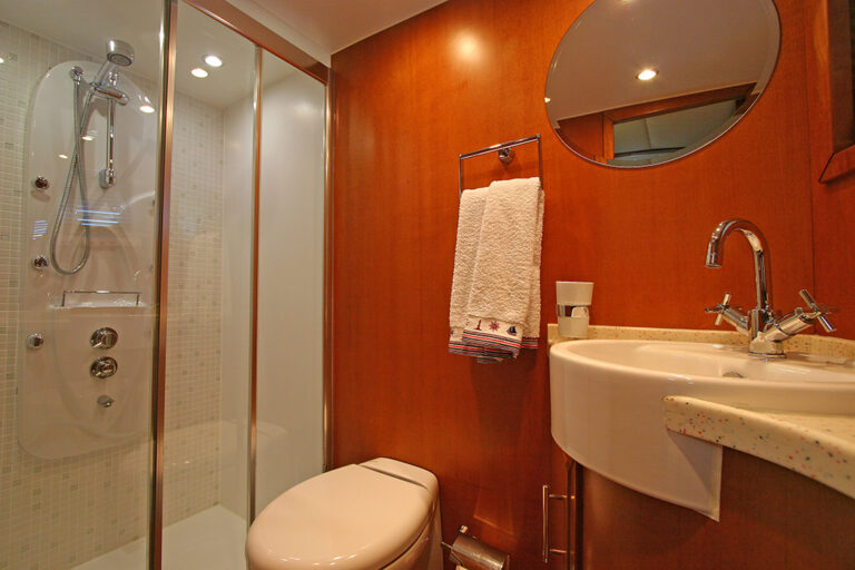 Sailing yacht TANGO CHARLIE - Guest Ensuite 2