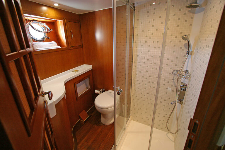Sailing yacht TANGO CHARLIE - Guest Ensuite