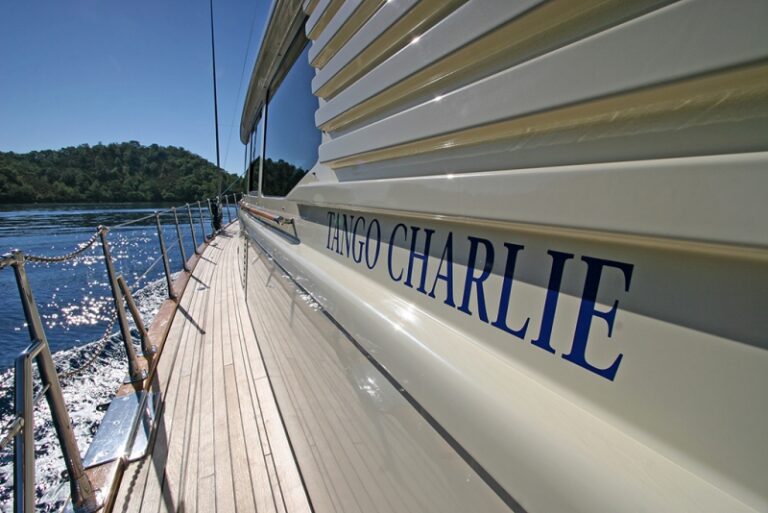 Sailing yacht TANGO CHARLIE - Side Deck